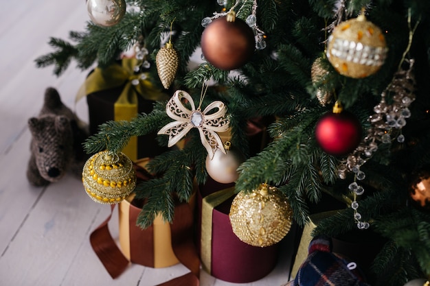 Baumschmuck auf Weihnachtsbaum im weißen Hintergrund