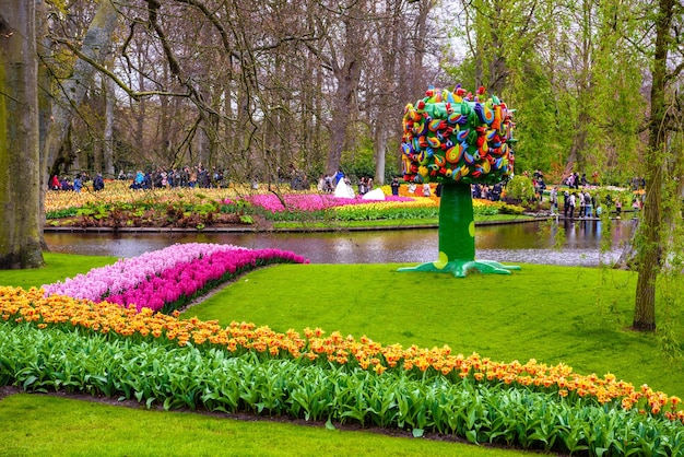 Baumstatue mit bunten Vögeln im Keukenhof Park Lisse Holland Niederlande