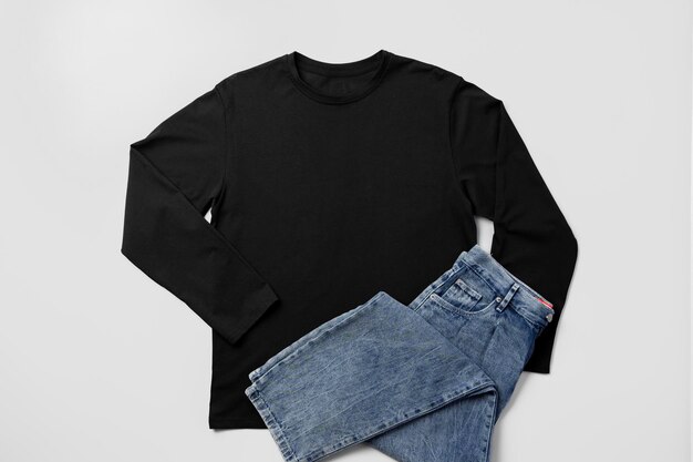 Baumwoll-T-Shirt und Jeans auf grauem Hintergrund