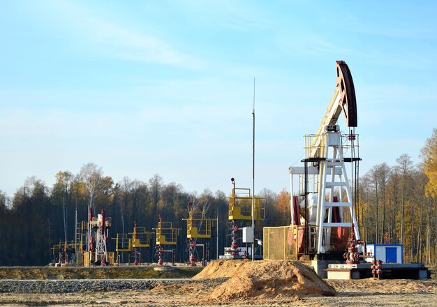 Baustelle auf dem Feld gegen den Himmel