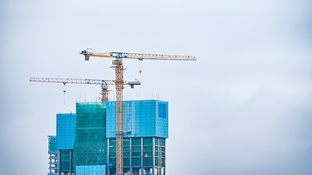 Baustelle der Stadtlandschaftsarchitekturindustrie, Projekt des Arbeitsfelds für die Entwicklung von Wirtschaftsingenieuren, professionelle Sicherheitsausrüstung und Auftragnehmer im Hintergrund