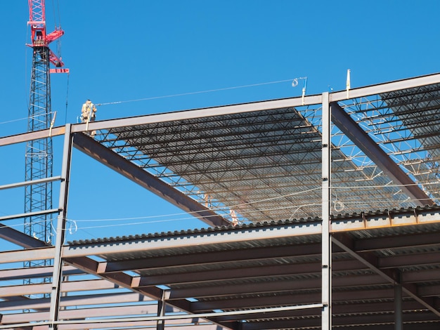 Baustelle des neuen Einzelhandelsgebäudes. Konstruktion aus Stahlrahmen.