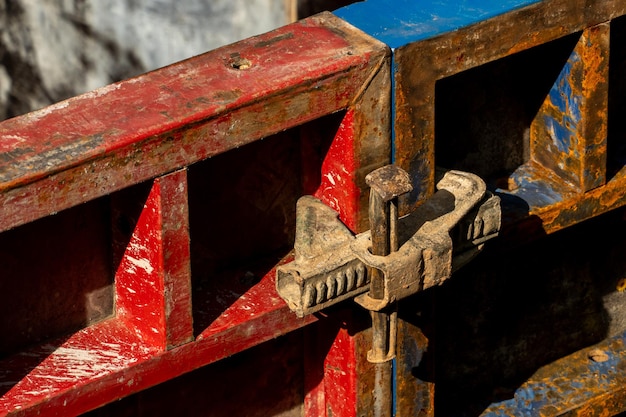 Baustelle Eine im Bau befindliche Industrieanlage Betonschalung mit Klappmechanismus auf der Baustelle Die Klemme verbindet die Schalungsplatten in der Nähe