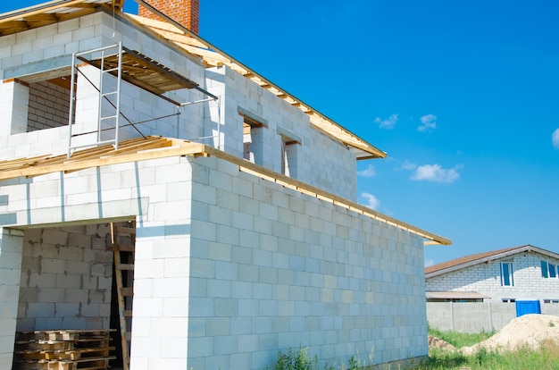 Baustelle eines im Bau befindlichen Hauses aus weißen Schaumbetonblöcken. Bau neuer Rahmen des Hauses.