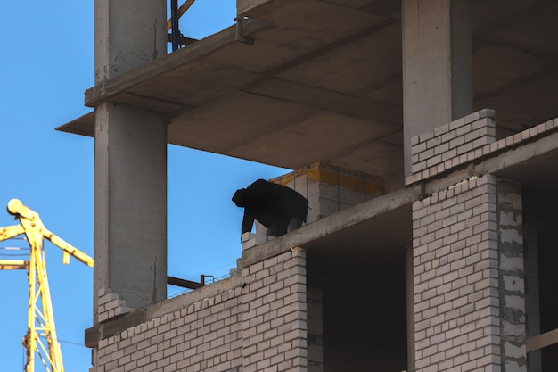 Baustelle Hochhaus im Bau und Arbeiter Silhouette Foto