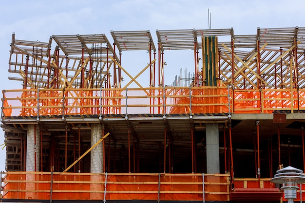 Baustelle im Freien mit Metallverstärkung.