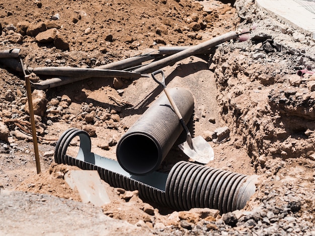 Baustelle mit ausgegrabenen Rohren