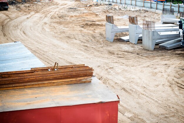 Baustelle mit Bausäule aus Beton