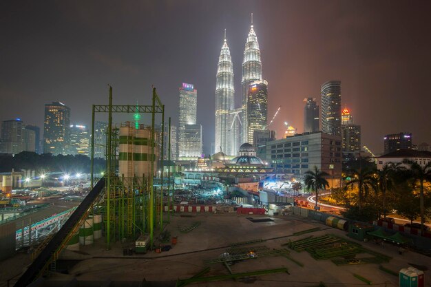 Foto baustelle mit beleuchtetem petronas-turm gegen den nachthimmel