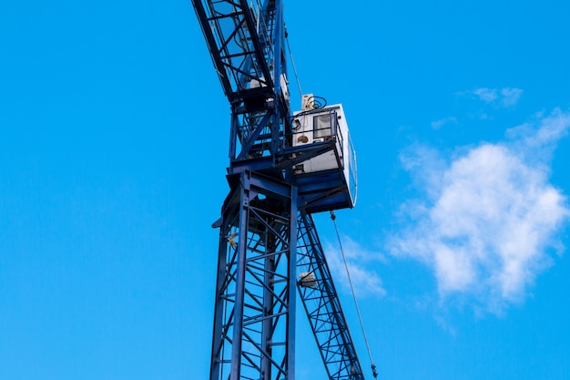 Baustelle mit Kränen auf Himmelhintergrund