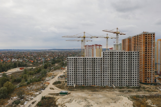 Baustelle mit Kränen Bau eines neuen Hochhauses