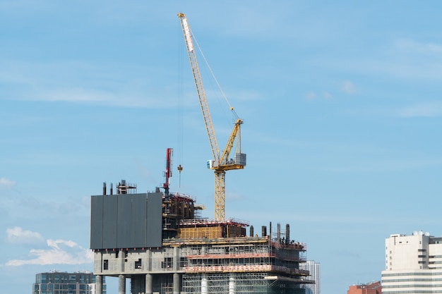 Baustelle mit Kränen im Hintergrund des Tageshimmels