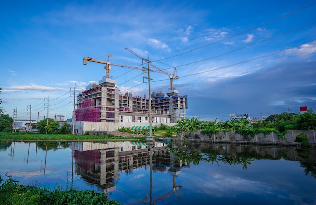 Baustelle mit Kränen und blauem Himmel