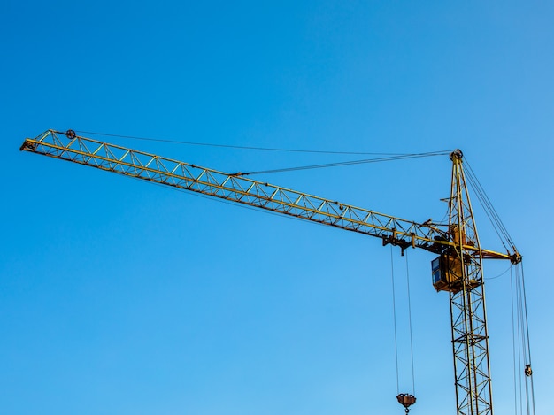 Baustelle mit Kränen vor dem Hintergrund von Neubauten