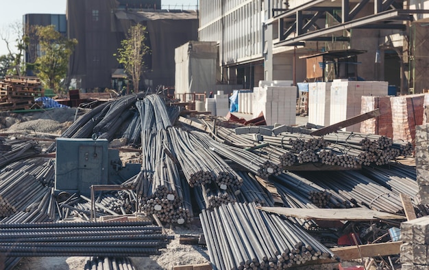 Baustelle mit Materialien im Freien für Turmbau