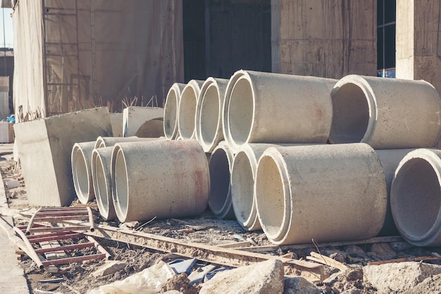 Baustelle mit Materialien im Freien für Turmbau