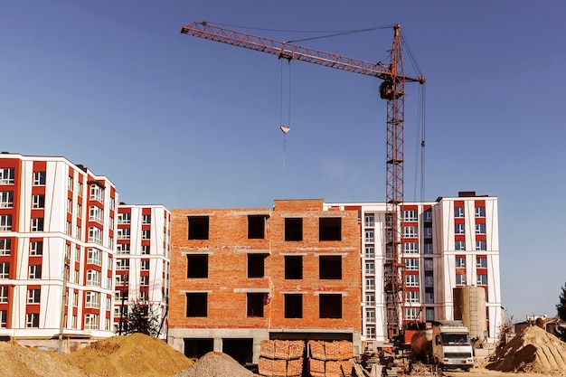 Baustelle mit mehrstöckigem Backsteingebäude und Turmdrehkran Backsteinhochhäuser