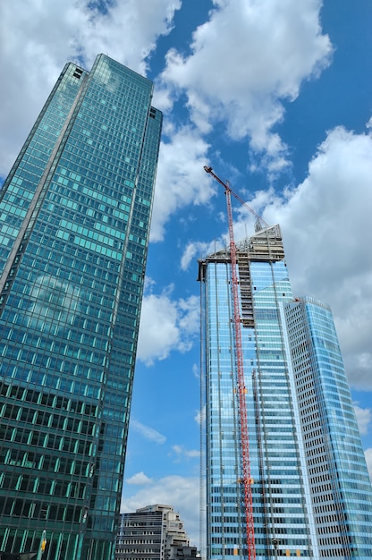 Baustelle mit modernen Wolkenkratzern