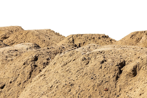 Baustelle mit Sandhaufen Sandhaufen auf einem isolierten weißen Hintergrund kopieren Raum