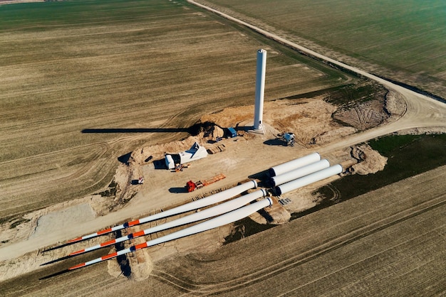 Baustelle mit Windmühlenturbinenteilen auf dem Boden