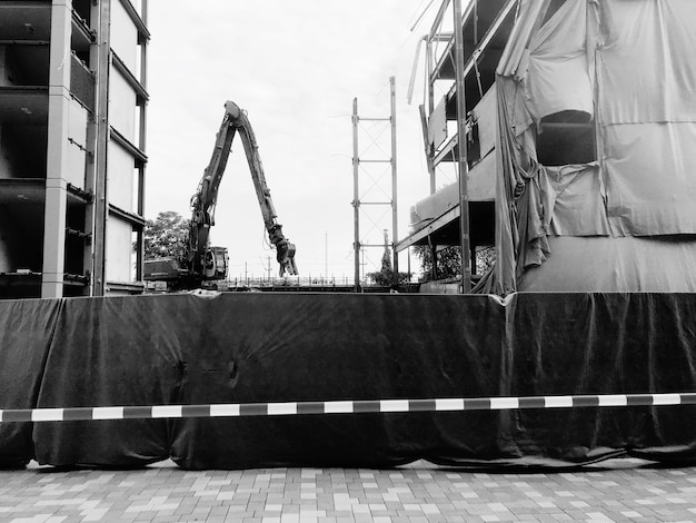 Foto baustelle nach gebäude gegen den himmel