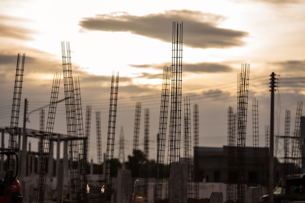 Baustelle und Baustellenarbeiter Hintergrundsicherheit erstes Konzept Bau neuer Lagerhintergrund