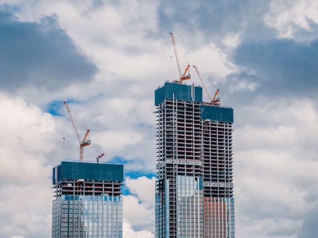 Baustelle und Hochhaus.