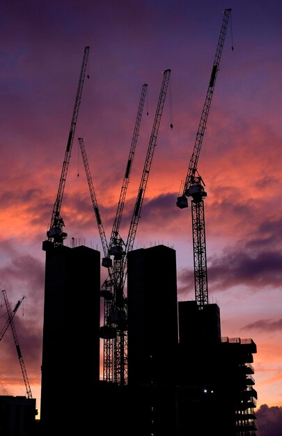 Baustelle und Kräne in der Dämmerung