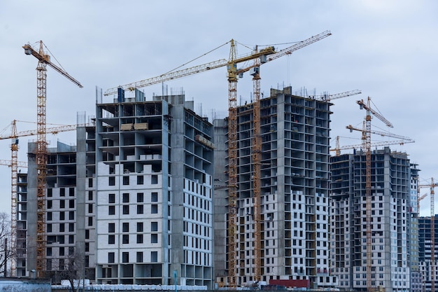 Baustelle von mehrstöckigen Häusern und Baukränen