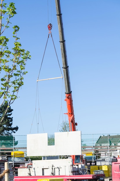 Baustelle vor klarem blauen Himmel