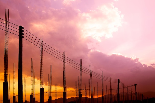 Baustellenansicht von Gerüststangen bei Sonnenuntergang auf der Baustelle