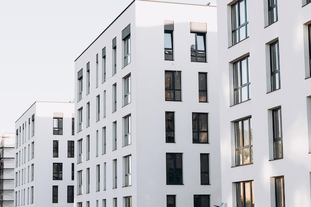 Baustellenhintergrund Hebekräne und Neubauten Industrieller Hintergrund