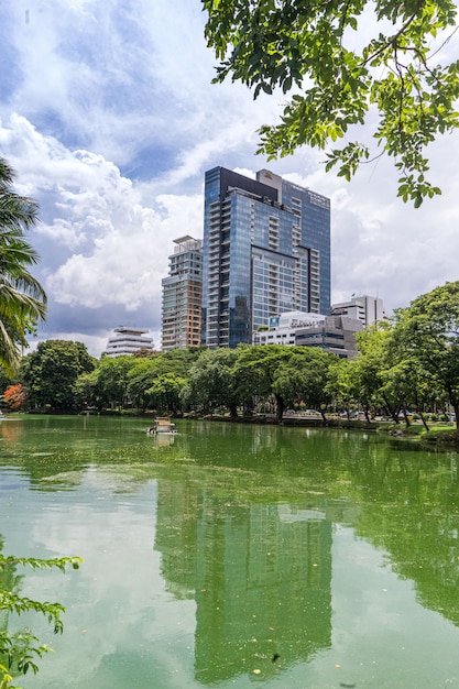 Bautiful Blick auf See und moderne Gebäude in Lumpini Park, Bangkok, Thailand