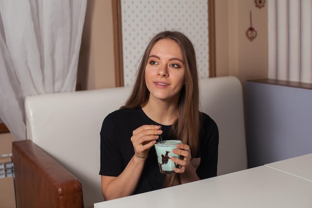 Bauty Frau trinkt Kaffee im Café