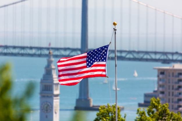 Bay Bridge und Glockenturm der amerikanischen Flagge von San Francisco USA