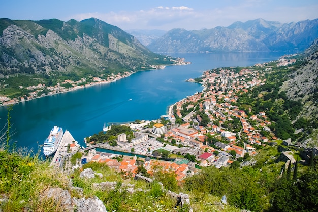 Bay View da fortaleza em Kotor