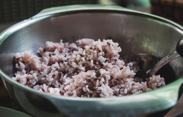 La baya de arroz en el tazón con softlight