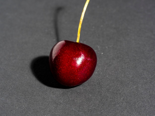 Foto baya de cereza madura jugosa brillante aislada