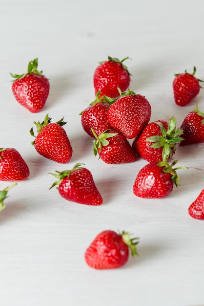 Baya de vitamina saludable fresa roja aislada sobre fondo blanco