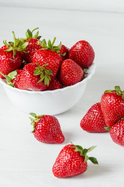 Baya de vitamina saludable fresa roja aislada sobre fondo blanco