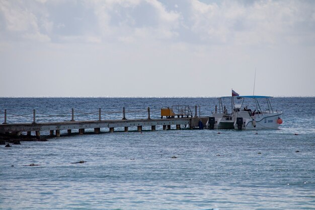 BAYAHIBE, REPÚBLICA DOMINICANA 13 DE DICIEMBRE DE 2019: Muelle para amarrar barcos turísticos del Caribe