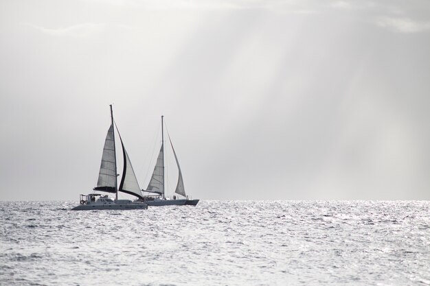 BAYAHIBE, REPÚBLICA DOMINICANA 4 DE ENERO DE 2020: Barcos dominicanos en el mar