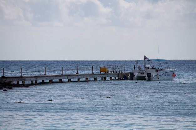 Bayahibe, república dominicana, 13 de dezembro de 2019: cais para atracação de barcos turísticos caribenhos