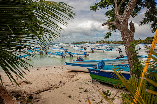 Foto bayahibe, república dominicana 21 de enero de 2020: barcos en bayahibe en república dominicana
