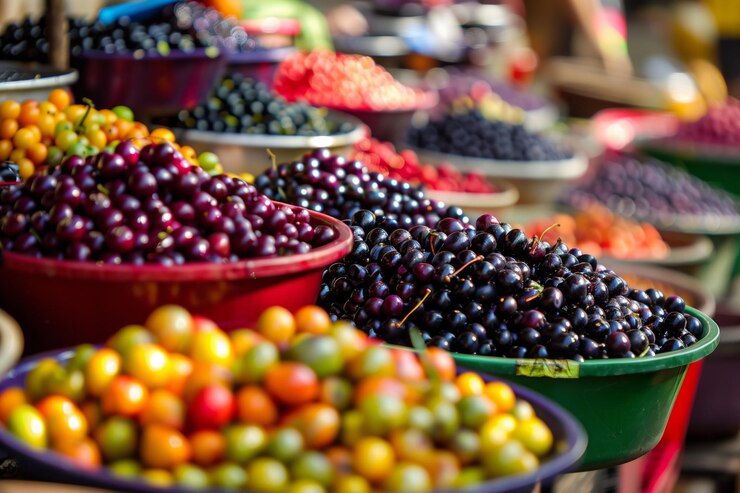 Bayas de acai de colores brillantes en cuencos en un puesto callejero