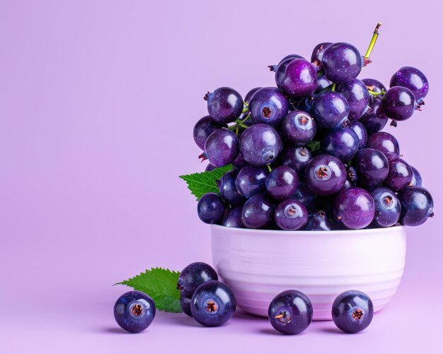 Las bayas de acai con un fondo púrpura vibrante Fotografía realista