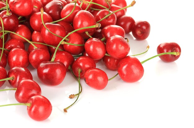 Bayas de cereza aisladas en blanco