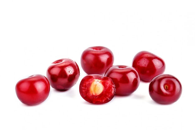 Bayas cereza madura en blanco.