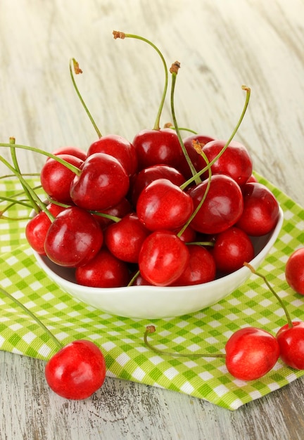 Bayas de cereza en la mesa de madera de cerca