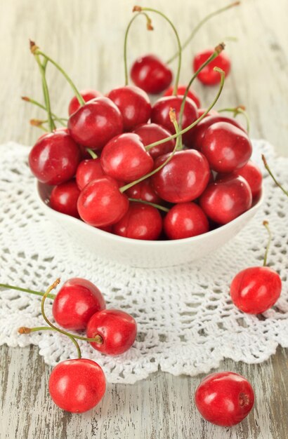 Bayas de cereza en la mesa de madera de cerca